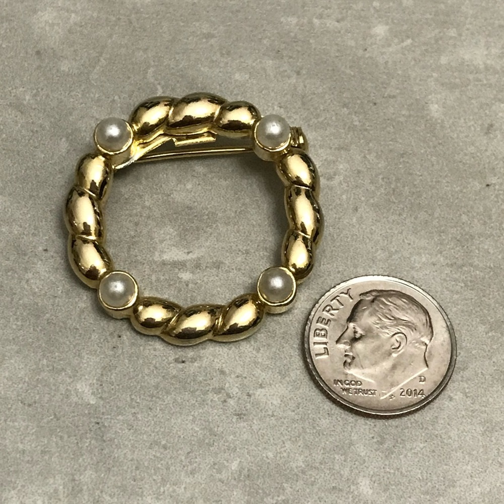 3/$15 Gold-tone Wreath Brooch w/ 4 Faux Pearls